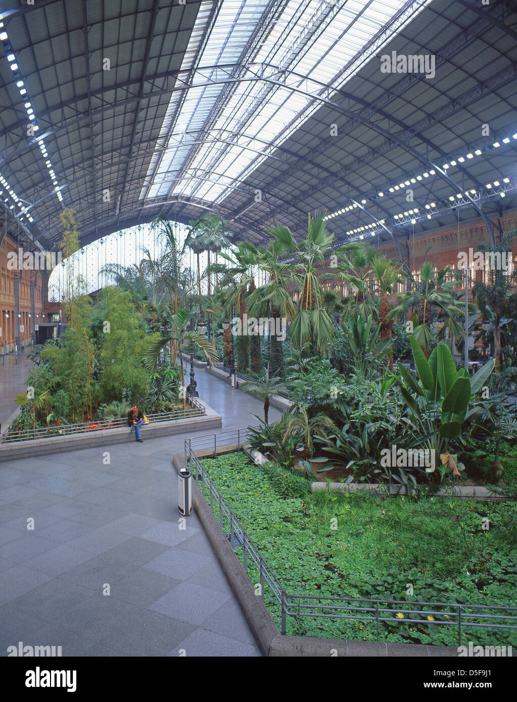 Inneren Plaza im alten Bahnhof Atocha, Plaza del Emperador Carlos V, Madrid, Gemeinschaft von Madrid, Spanien Stockfoto