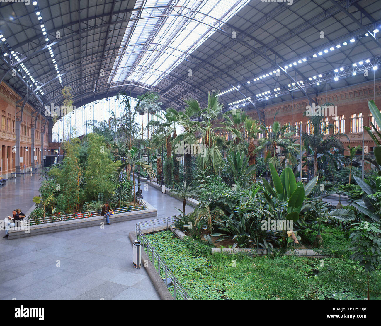 Inneren Plaza im alten Bahnhof Atocha, Plaza del Emperador Carlos V, Madrid, Gemeinschaft von Madrid, Spanien Stockfoto