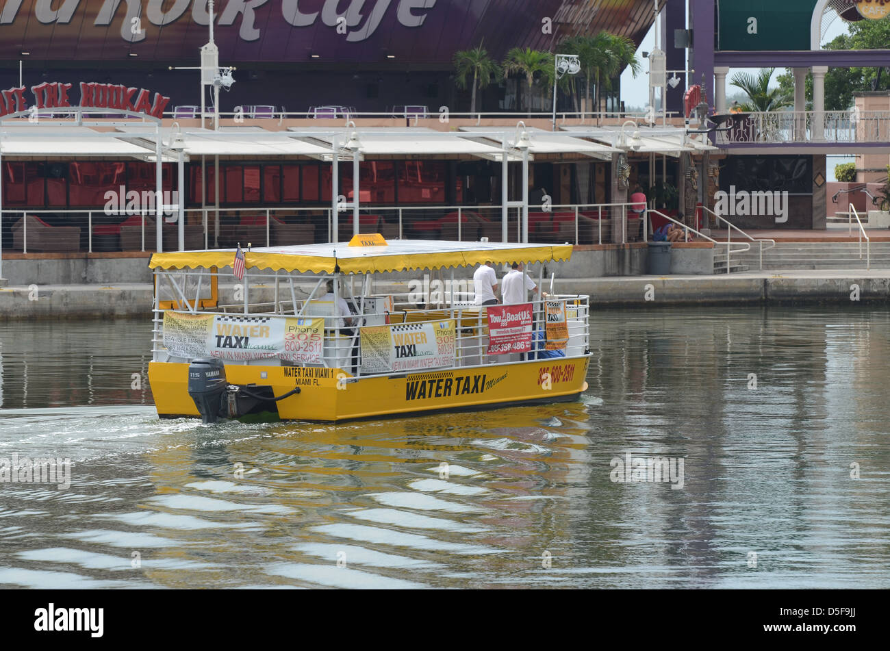 Wasser-Taxi auf der Bayside Marina Miami Beach, Miami, Florida. Stockfoto