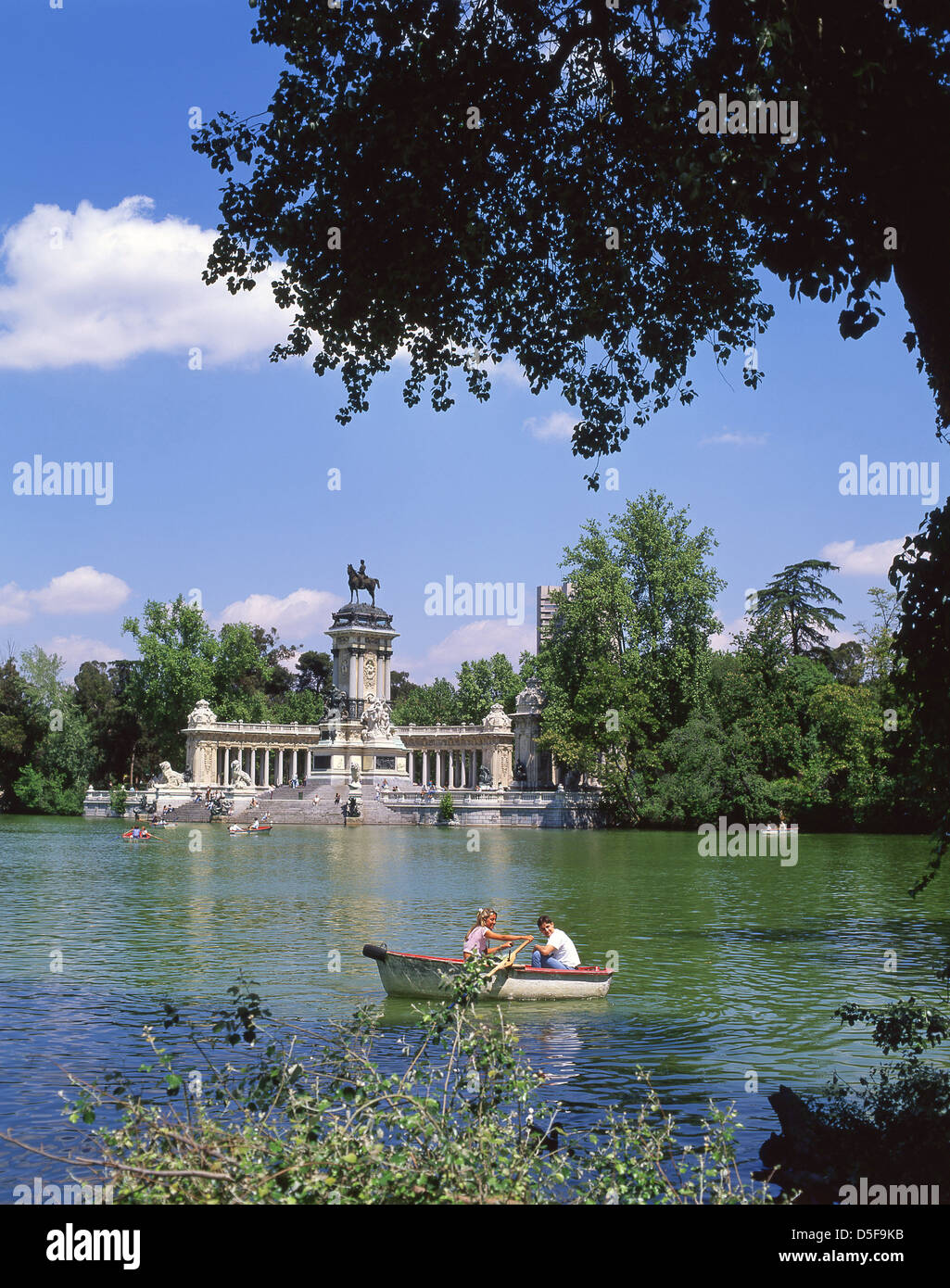 Denkmal für König Alfonso XII am großen Teich von El Retiro, Parque del Buen Retiro (Park Buen Retiro), Centro, Madrid, Königreich Spanien Stockfoto