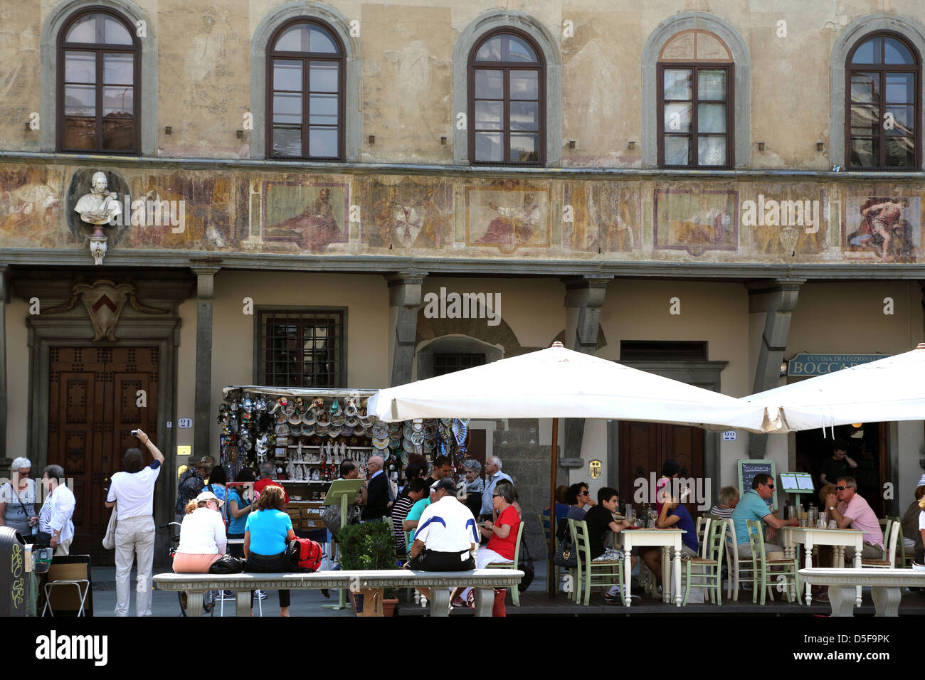 Cafe im historischen Piazza di Santa Croce in Florenz Italien Stockfoto