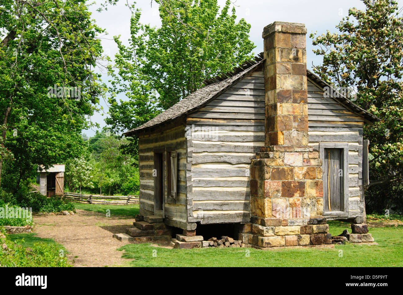 Ritter-McDonald Blockhaus aus den 1850er Jahren Shiloh Ozark Geschichtsmuseum, Springdale, Arkansas Stockfoto