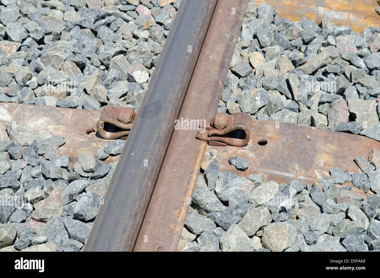 Stahl-Schläfer fesselt auf flachem Boden Schienen Stockfoto