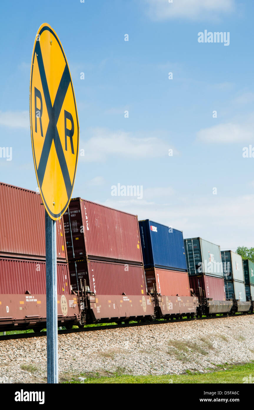 Eisenbahn Zeichen vor einem Burlington Northern Santa Fe Railway train tragenden Versandbehälter, Jonesboro, Arkansas Stockfoto