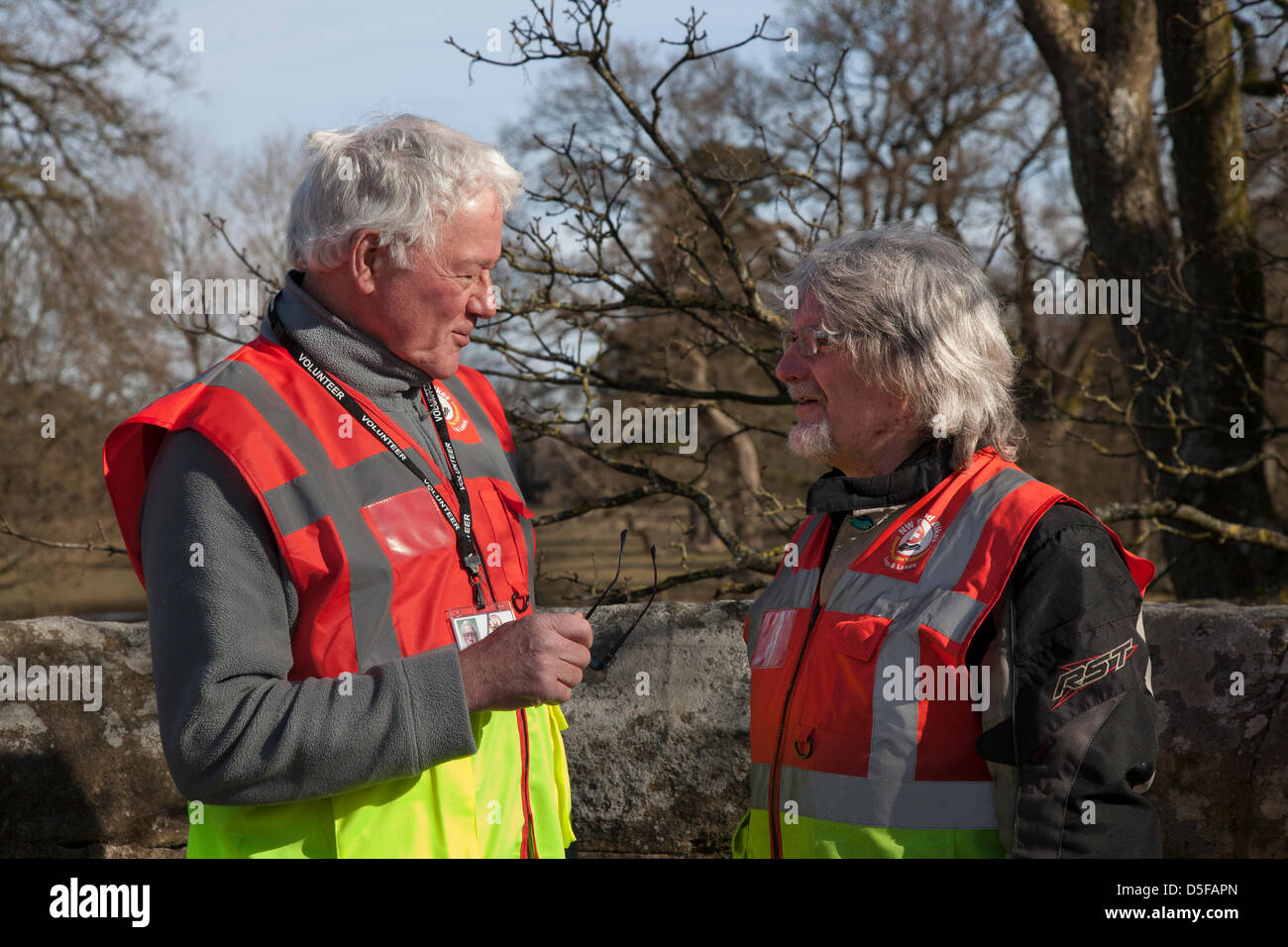 Biker bei Kirkby Lonsdale, Cumbria Sonntag, 31. März 2013.  NW-Blut Fahrräder Notfall Freiwilligen im Norden führenden Bike gerecht zu werden.  Motorradfahrer-Enthusiasten treffen am Teufelsbrücke, eine beliebte Biker Treffpunkt für alle Wochenend-Krieger, Lerner, Motocross-Fanatiker, den alle Wetter Motorradfahrer, Wochenende Tourer oder Pendler. Stockfoto