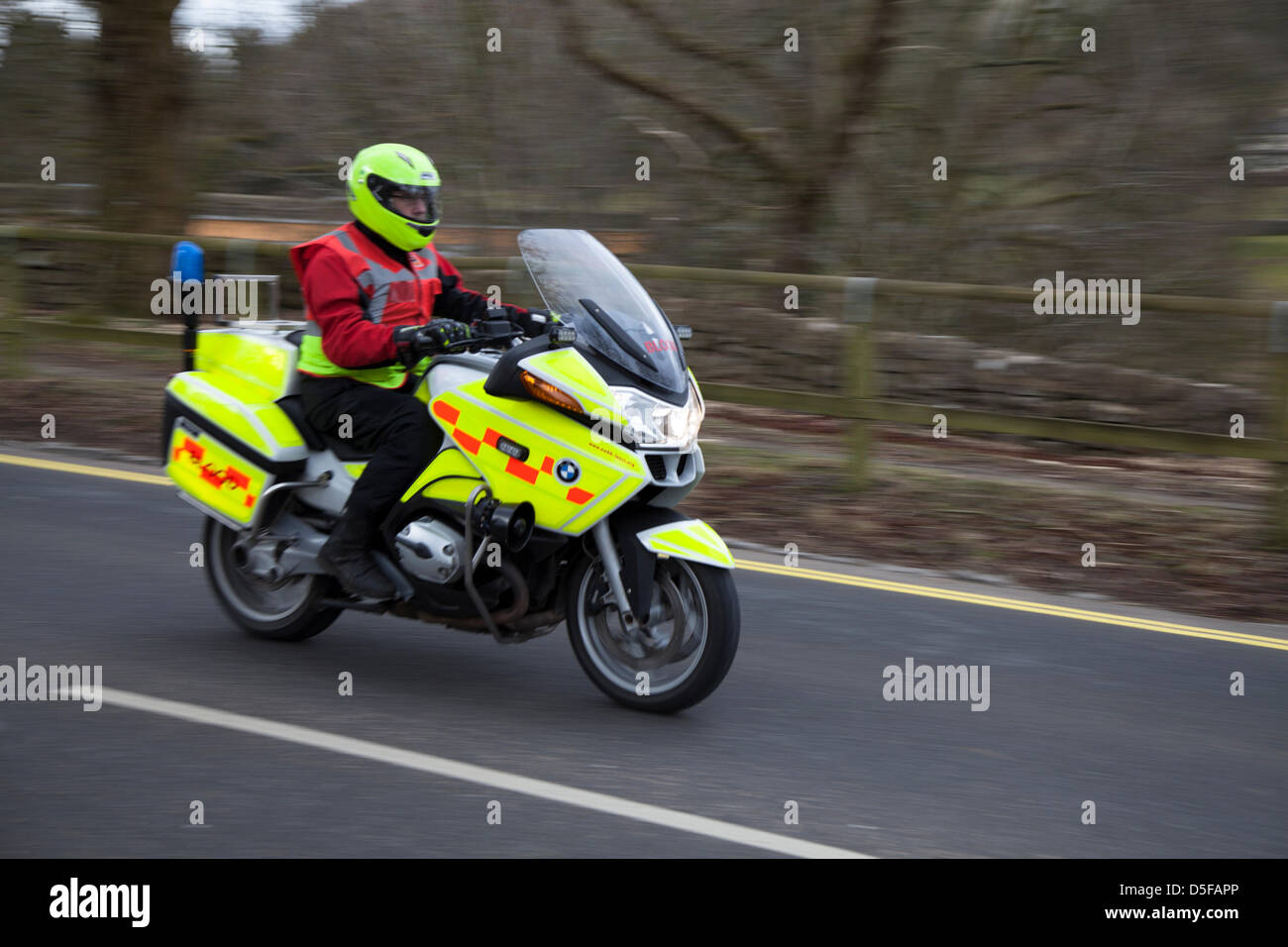 Biker bei Kirkby Lonsdale, Cumbria Sonntag, 31. März 2013.  NW-Blut Fahrräder Notfall Freiwilligen im Norden führenden Bike gerecht zu werden.  Motorradfahrer-Enthusiasten treffen am Teufelsbrücke, eine beliebte Biker Treffpunkt für alle Wochenend-Krieger, Lerner, Motocross-Fanatiker, den alle Wetter Motorradfahrer, Wochenende Tourer oder Pendler. Stockfoto