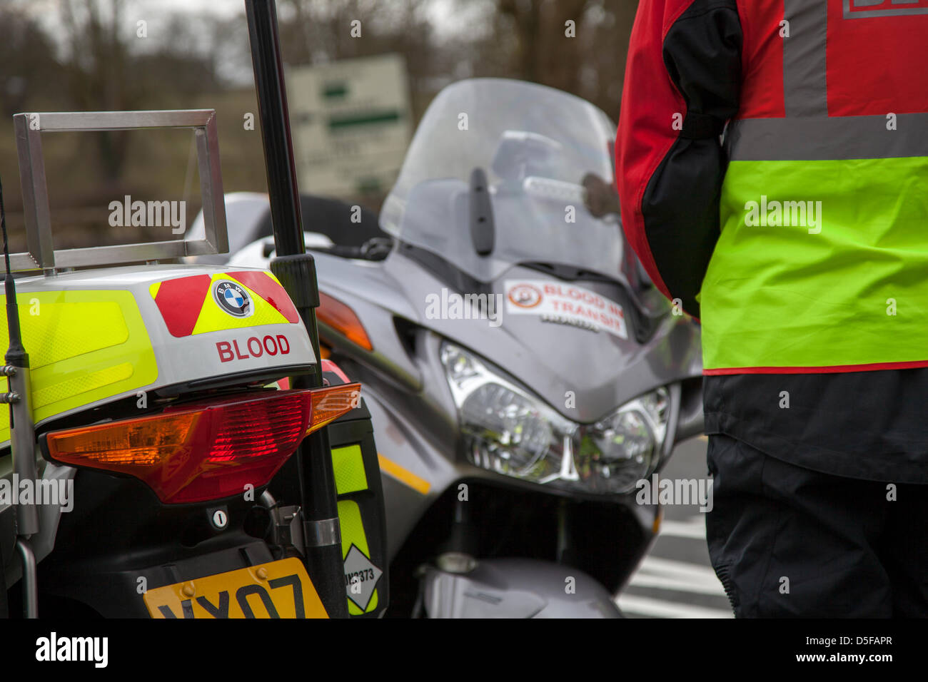 Biker bei Kirkby Lonsdale, Cumbria Sonntag, 31. März 2013.  NW-Blut Fahrräder Notfall Freiwilligen im Norden führenden Bike gerecht zu werden.  Motorradfahrer-Enthusiasten treffen am Teufelsbrücke, eine beliebte Biker Treffpunkt für alle Wochenend-Krieger, Lerner, Motocross-Fanatiker, den alle Wetter Motorradfahrer, Wochenende Tourer oder Pendler. Stockfoto