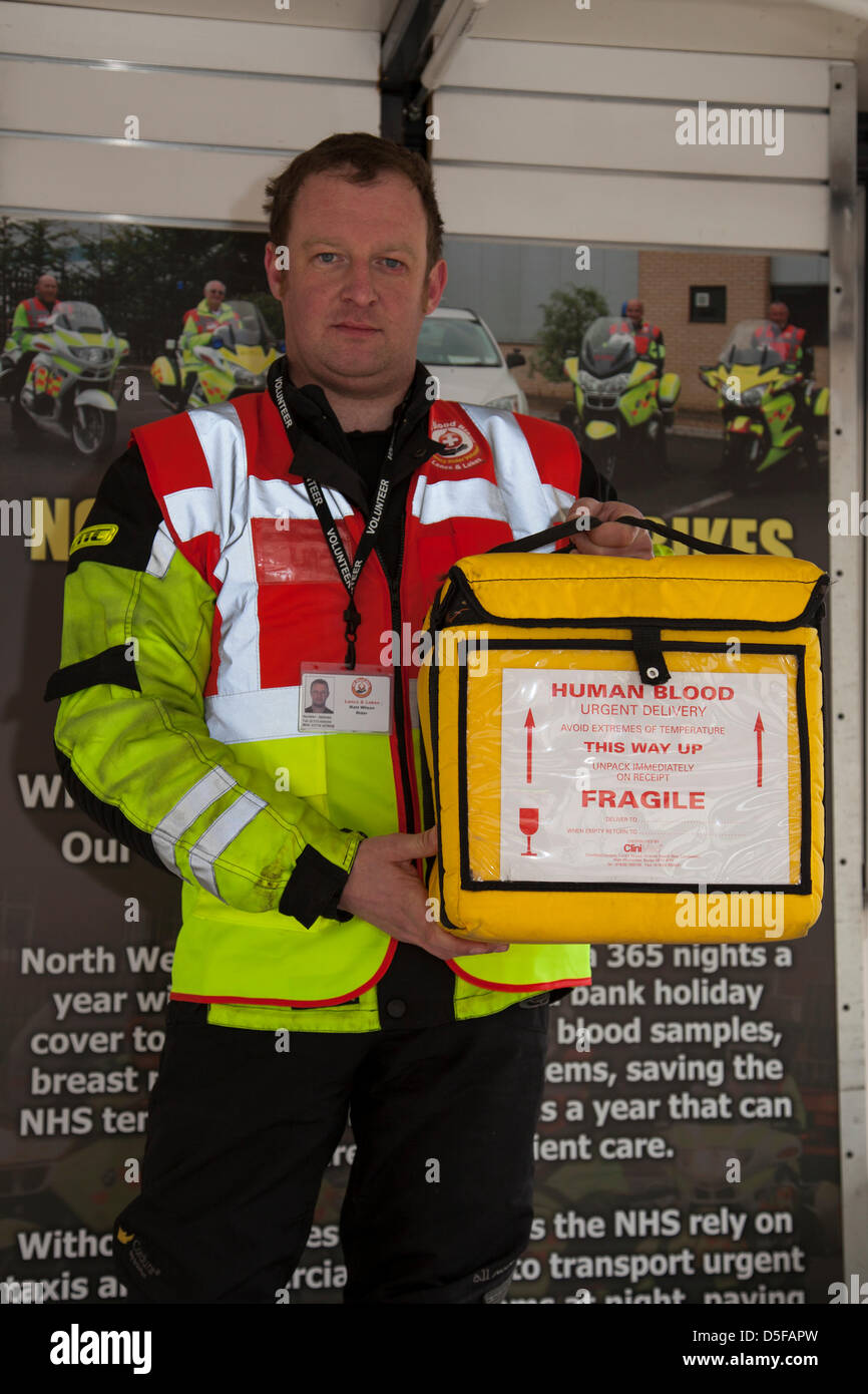 Biker bei Kirkby Lonsdale, Cumbria Sonntag, 31. März 2013.  NW-Blut Fahrräder Notfall Freiwilligen im Norden führenden Bike gerecht zu werden.  Motorradfahrer-Enthusiasten treffen am Teufelsbrücke, eine beliebte Biker Treffpunkt für alle Wochenend-Krieger, Lerner, Motocross-Fanatiker, den alle Wetter Motorradfahrer, Wochenende Tourer oder Pendler. Stockfoto