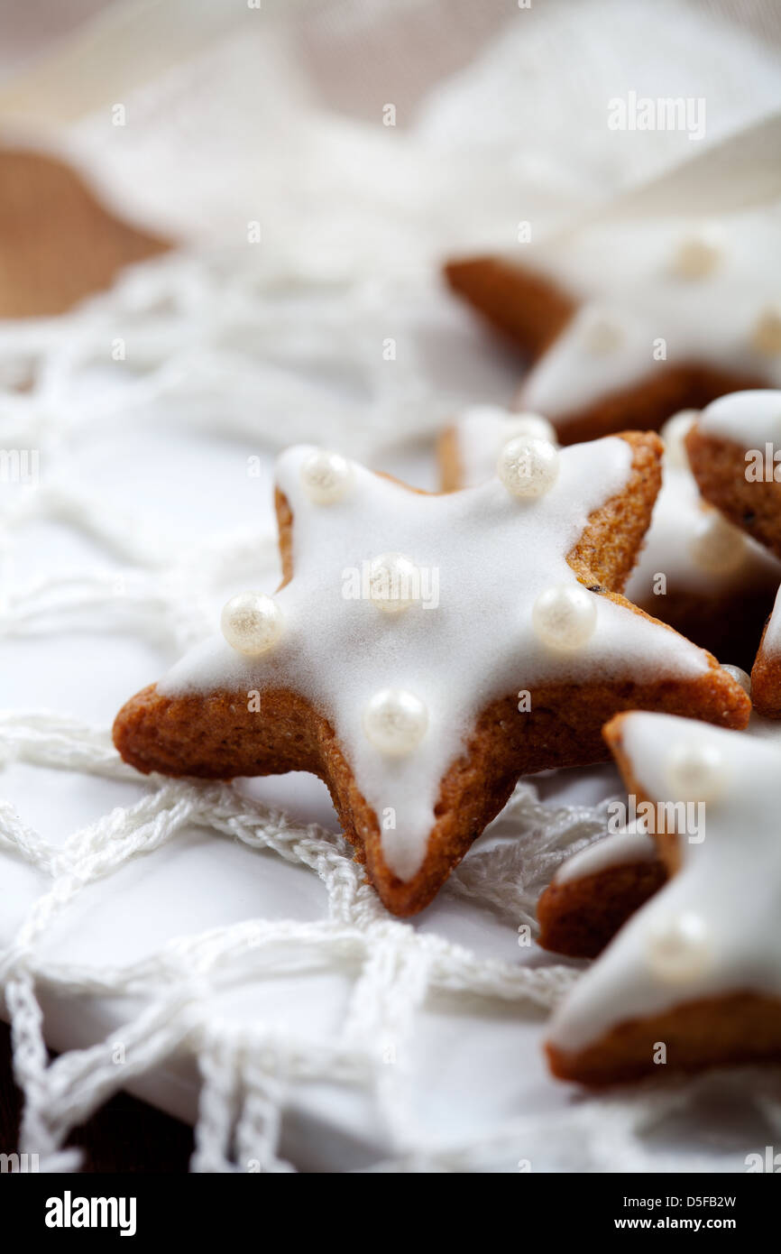 Weihnachtsplätzchen mit weißer Glasur, selektiven Fokus Stockfotografie ...