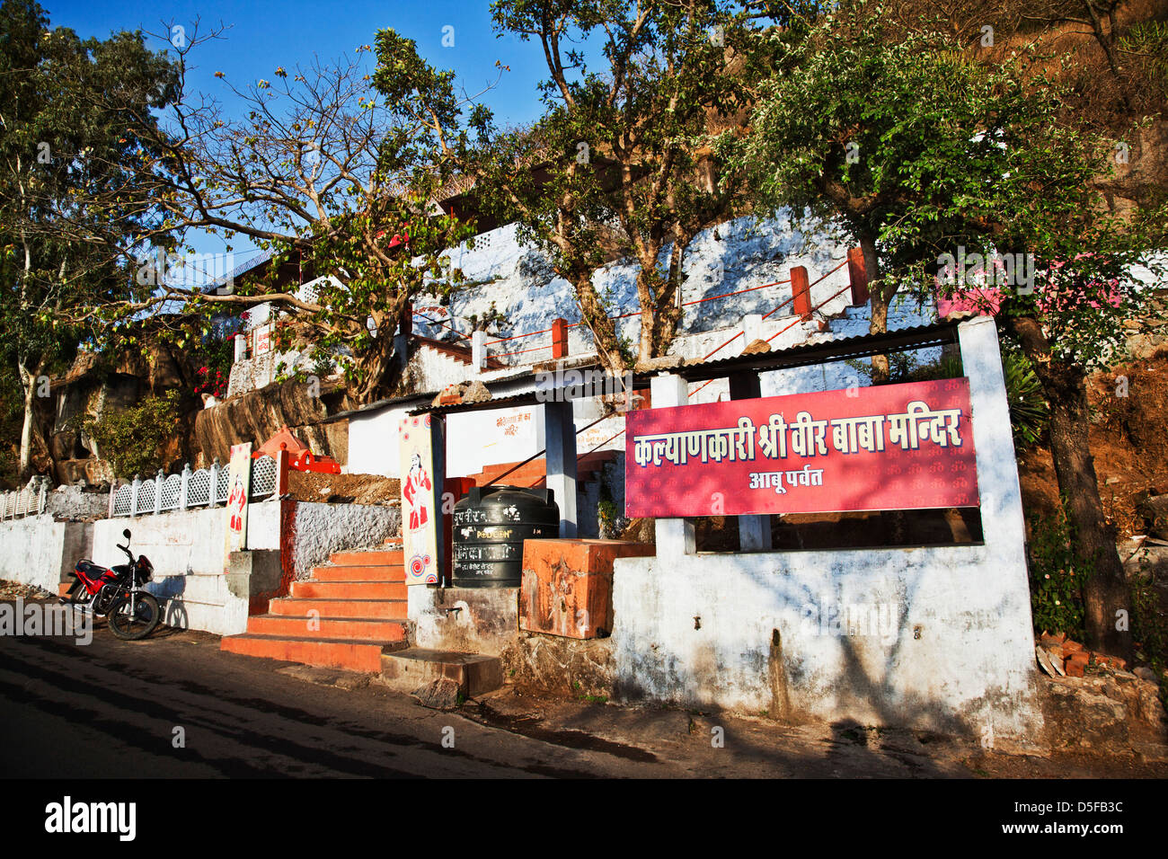 Kalyankari Shri Veer Baba Mandir an Guru Shikhar, Arbuda Berge, Mount Abu, Sirohi Bezirk, Rajasthan, Indien Stockfoto