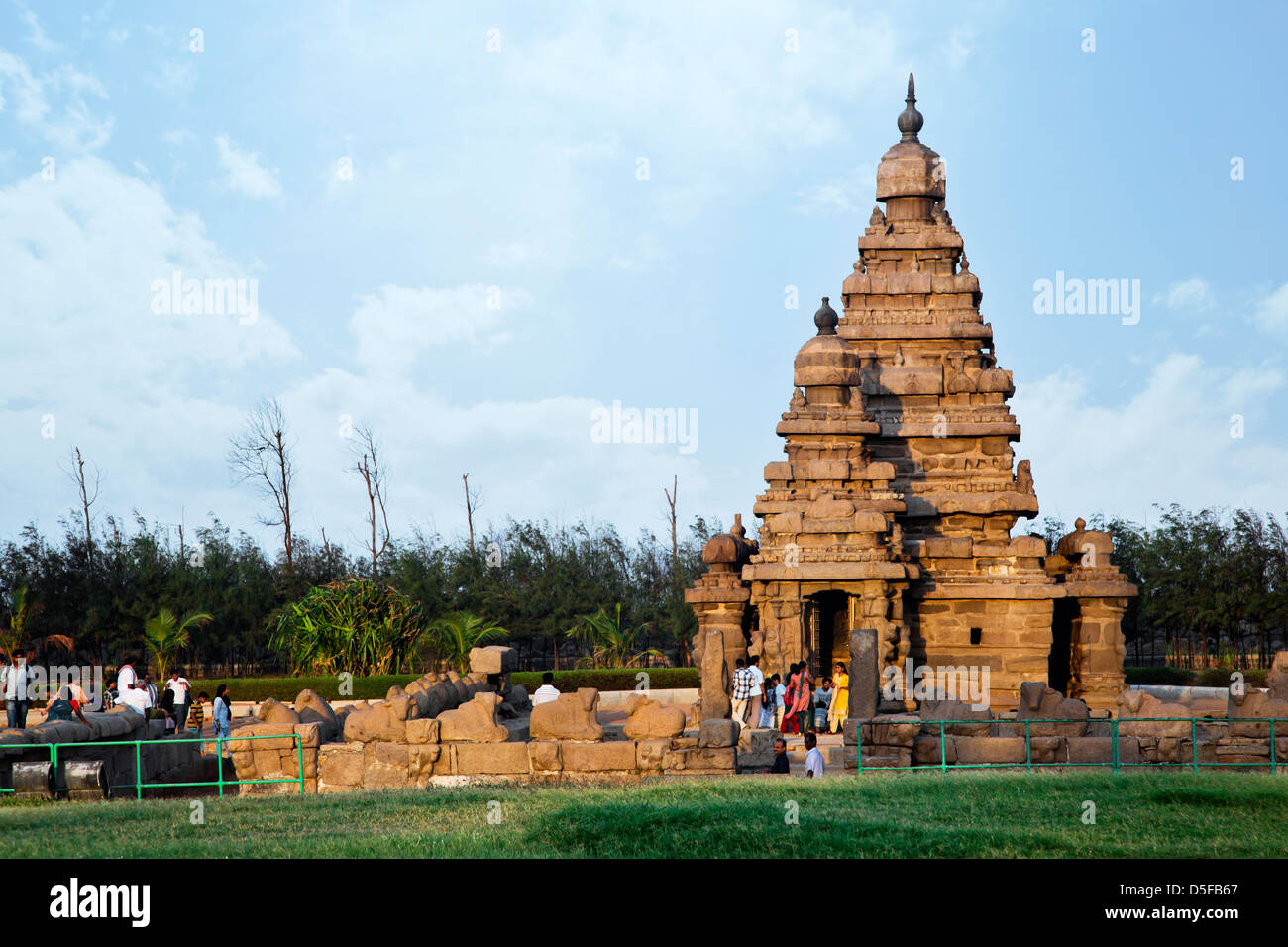 Touristen am alten Shore Tempel, Mahabalipuram, Kanchipuram Bezirk, Tamil Nadu, Indien Stockfoto