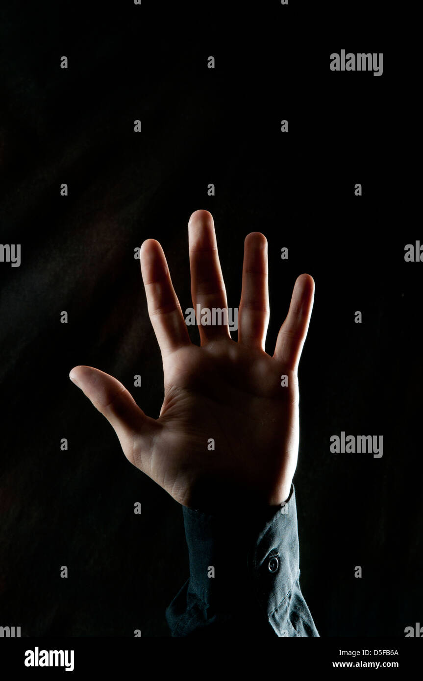 Die Hand des Menschen im Dunkeln Stockfoto