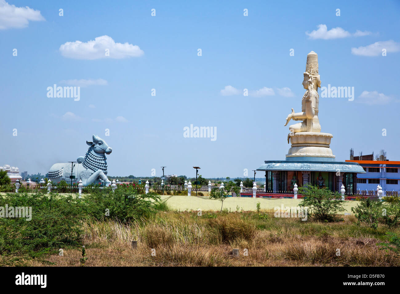 Statuen von Lord Shiva und Nandi-Stier bei Sri Kanchi Kamakoti Peetam kulturelle Ausstellung, Vedal, Kanchipuram, Tamil Nadu, Indien Stockfoto