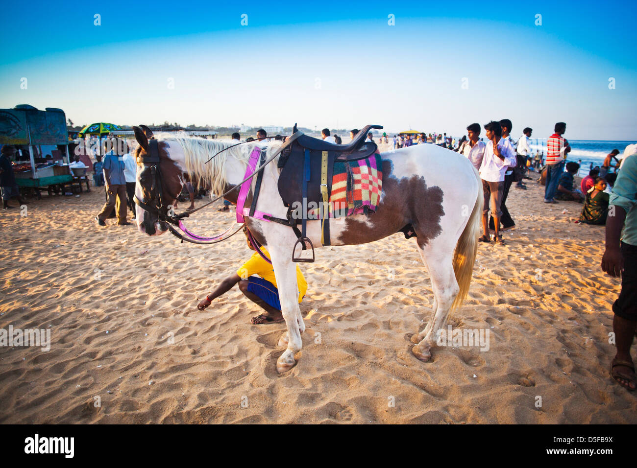 Touristen genießen am Strand, Chennai, Tamil Nadu, Indien
