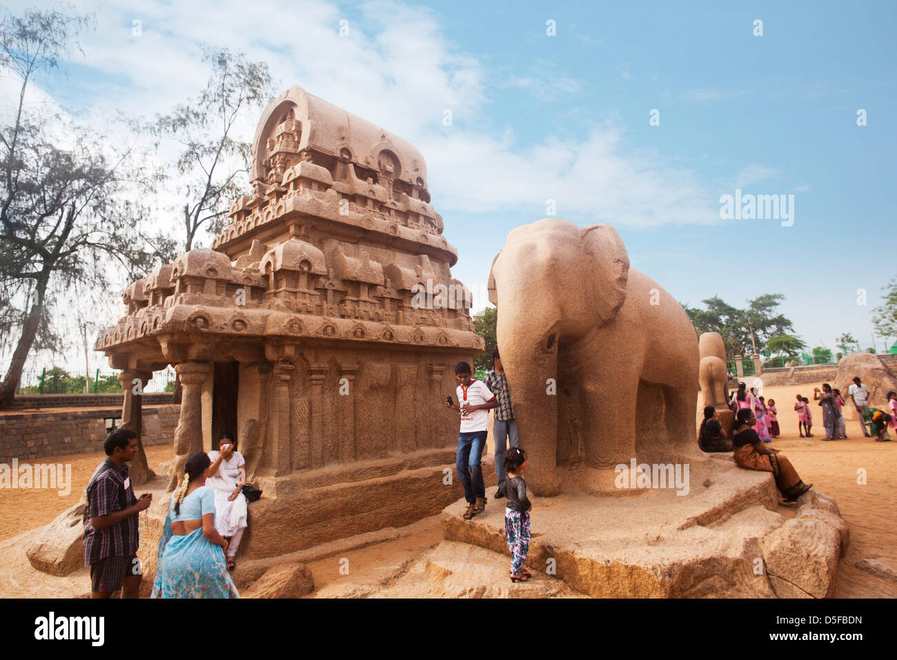 Touristen im alten Pancha Rathas Tempel, Mahabalipuram, Kanchipuram Bezirk, Tamil Nadu, Indien Stockfoto
