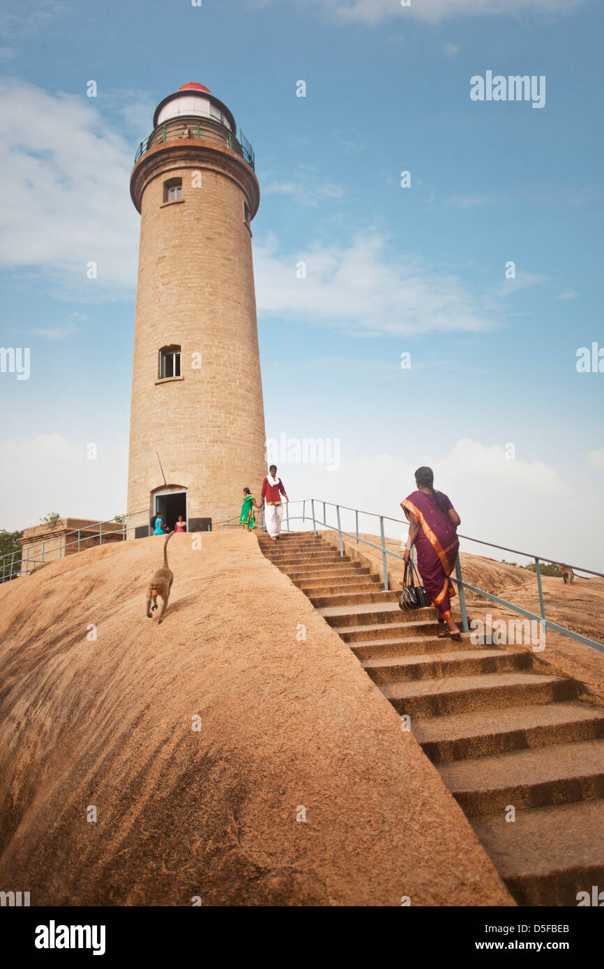 Leuchtturm auf dem Felsen in Mahabalipuram, Kanchipuram Bezirk, Tamil Nadu, Indien Stockfoto
