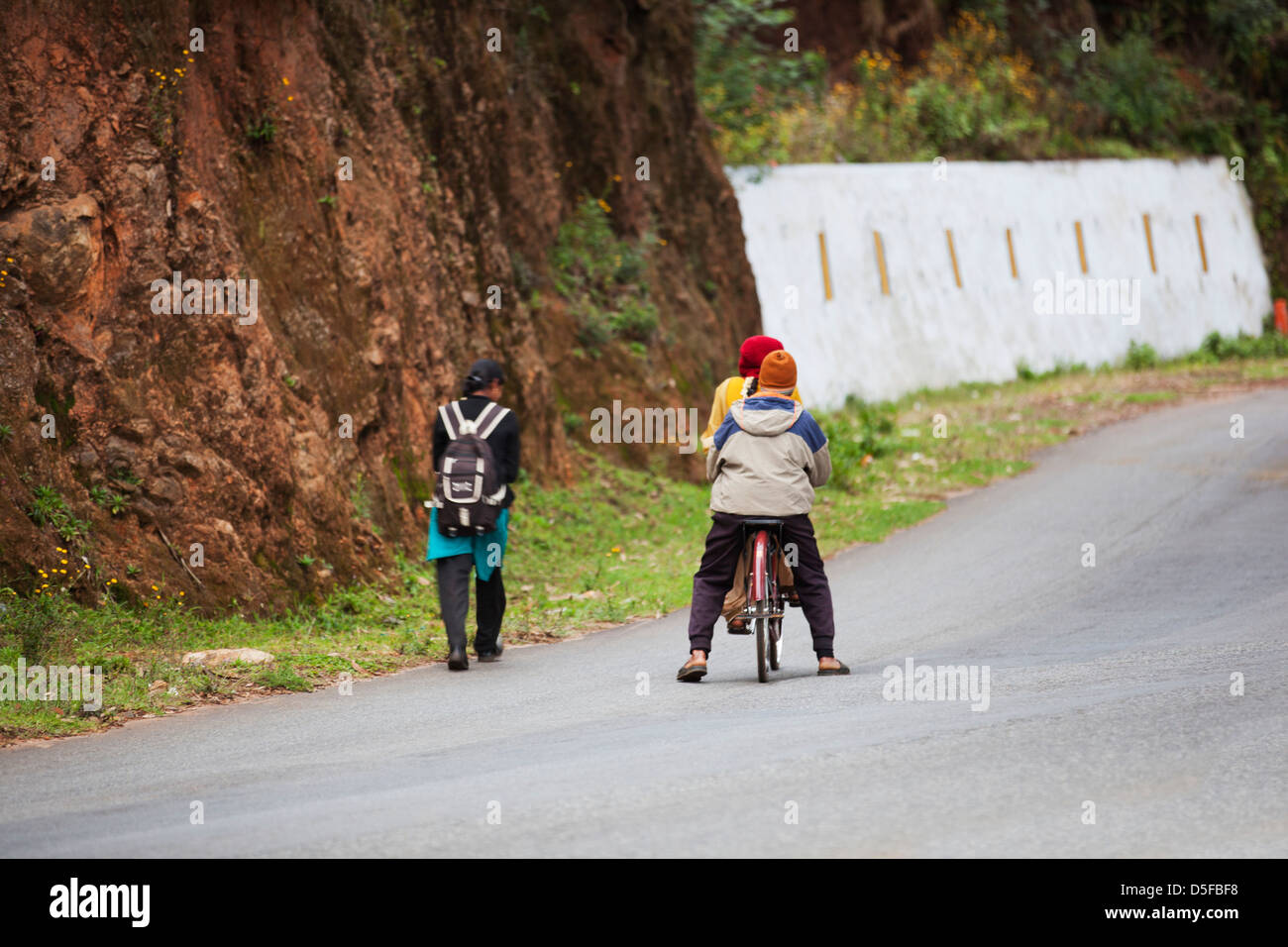 Schülerinnen und Schüler bewegen auf Hill Road, Ooty, Tamil Nadu, Indien Stockfoto