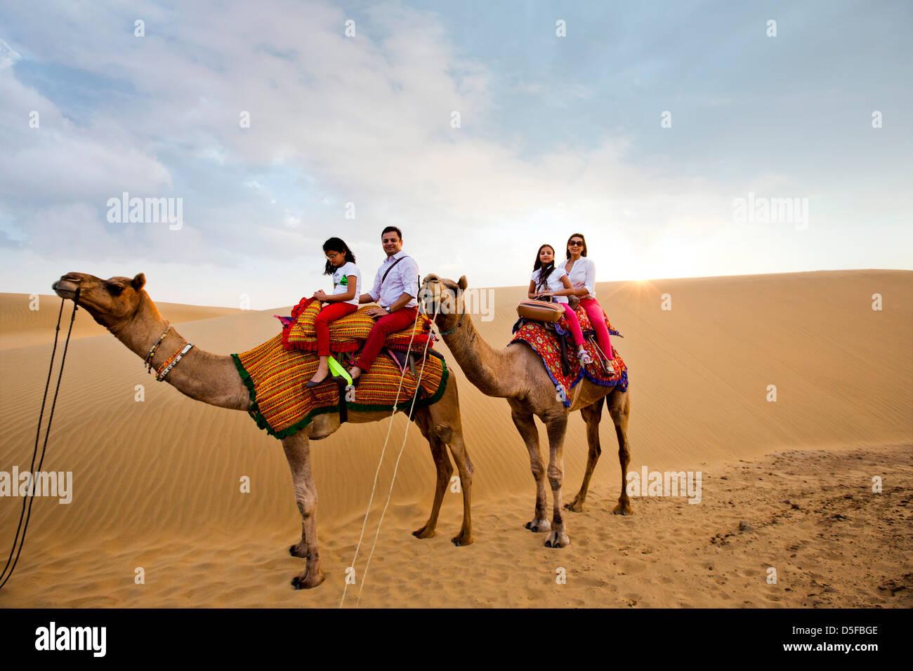 Touristen genießen die Kamel-Safari in der Wüste Thar-Wüste, Jaisalmer, Rajasthan, Indien Stockfoto