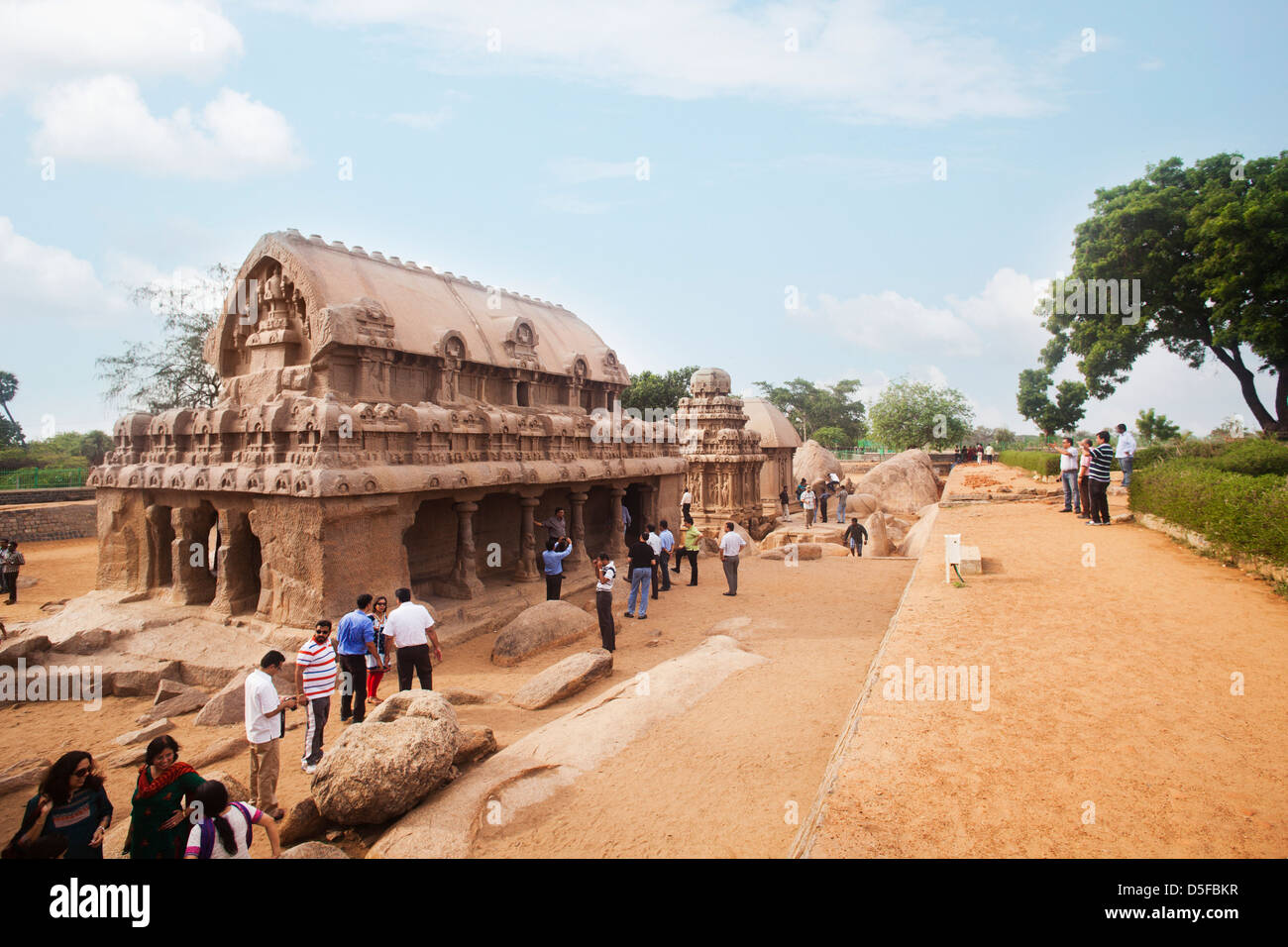 Touristen im alten Pancha Rathas Tempel, Mahabalipuram, Kanchipuram Bezirk, Tamil Nadu, Indien Stockfoto