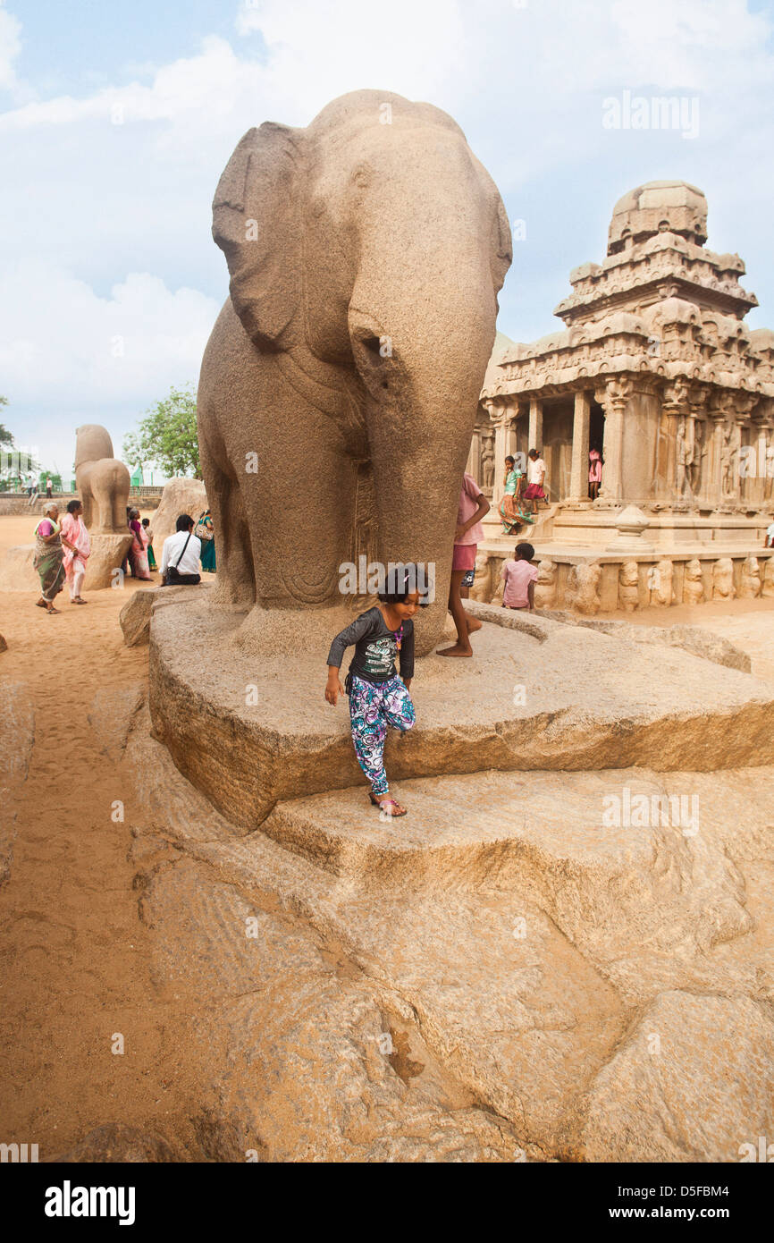 Touristen im alten Pancha Rathas Tempel, Mahabalipuram, Kanchipuram Bezirk, Tamil Nadu, Indien Stockfoto