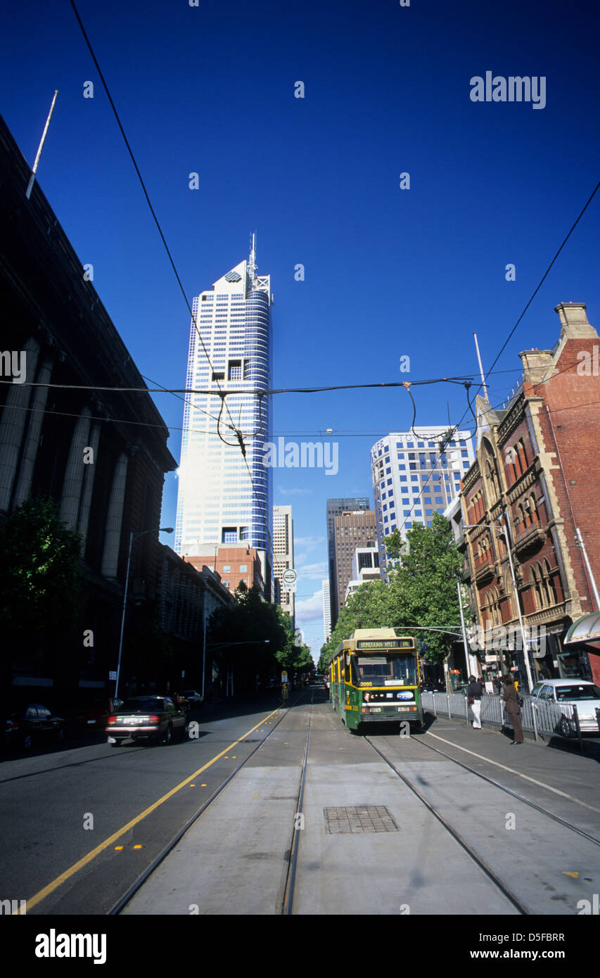 Australien, Victoria, Melbourne, Bourke Street und das BHP-Gebäude mit Straßenbahn. Stockfoto