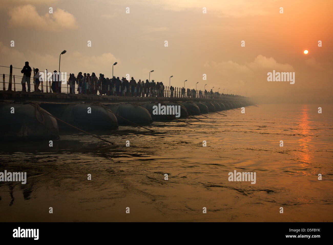 Pilger, die Überquerung der Brücke Dämmerung während der ersten königlichen Bad-Prozession in Kumbh Mela Festival Allahabad Uttar Pradesh, Indien Stockfoto