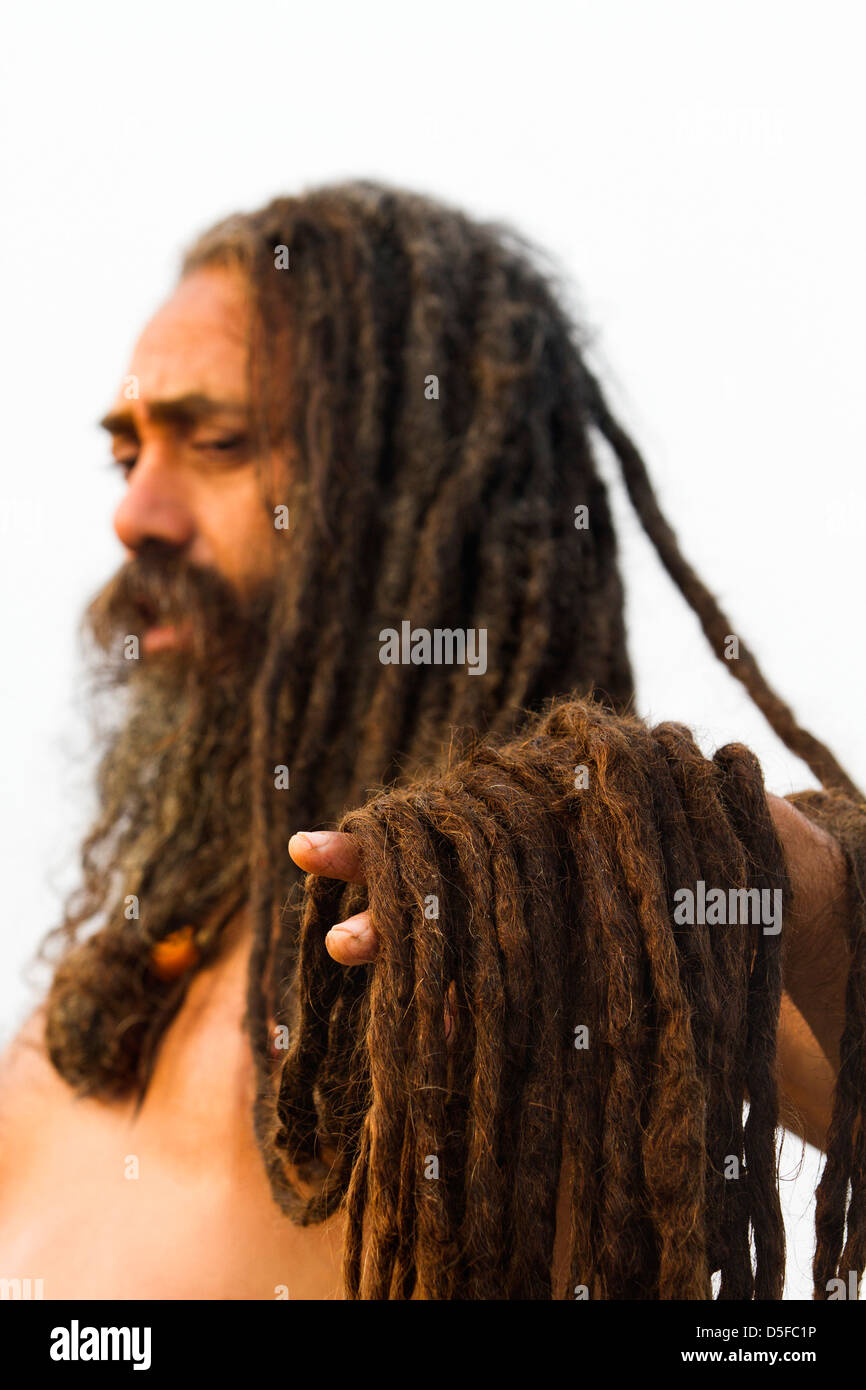 Sadhu hält seine Dreadlocks während der ersten königlichen Bad-Prozession in Kumbh Mela Festival, Allahabad, Uttar Pradesh, Indien Stockfoto