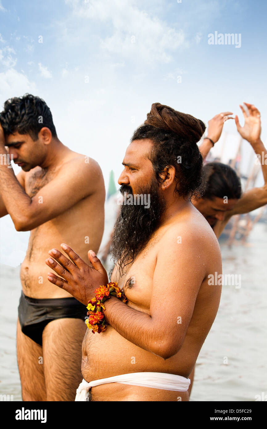 Pilger beten in der Sangam-Fluss während der ersten königlichen Bad-Prozession in Kumbh Mela Festival Allahabad Uttar Pradesh, Indien Stockfoto