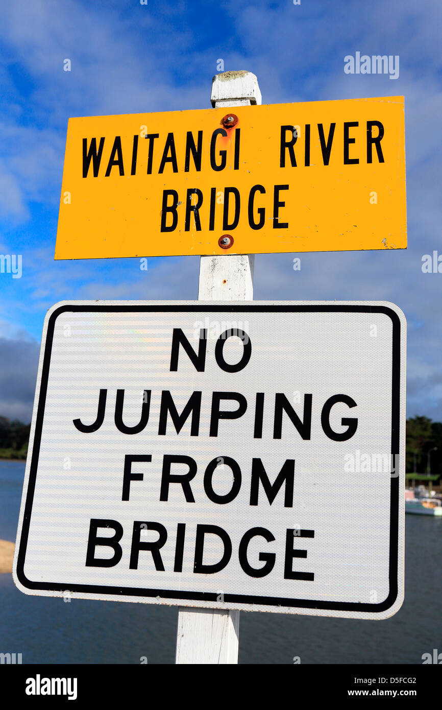 Kein springen von der Brücke Anmeldung am Fluss Waitangi. Stockfoto