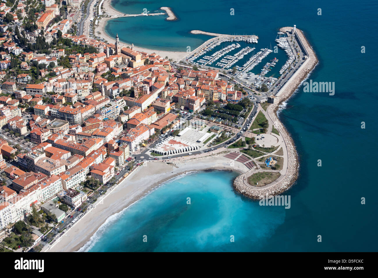 LUFTAUFNAHME. Die Altstadt und der Yachthafen von Menton. Französische Riviera, Alpes-Maritimes, Frankreich. Stockfoto