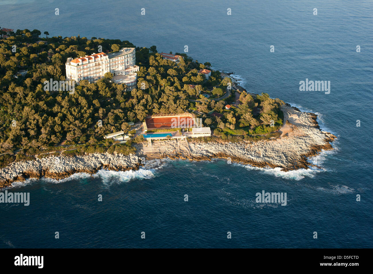 LUFTAUFNAHME. Das Vorgebirge von Roquebrune-Cap-Martin. Französische Riviera, Alpes-Maritimes, Frankreich. Stockfoto