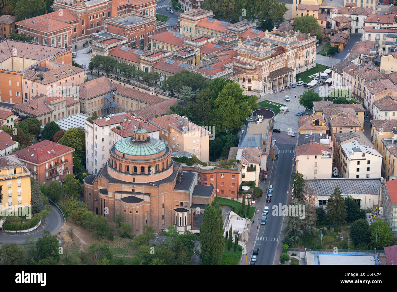 LUFTAUFNAHME. Kirche San Vitale und Thermalbäder von Berzieri. Salsomaggiore Terme, Provinz Parme, Emilia-Romagna, Italien. Stockfoto