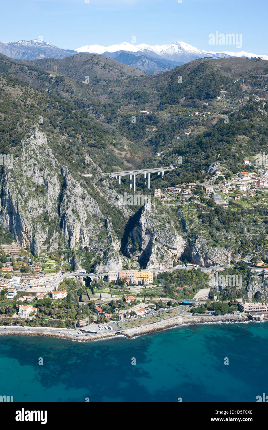 LUFTAUFNAHME. Internationale Grenze zwischen Menton, Frankreich und Ventimiglia, Italien. Stockfoto