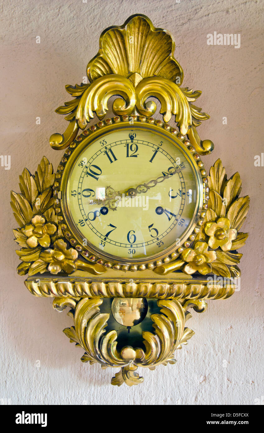 Retro-Zier- und vergoldeten Uhr an Wand Stockfoto
