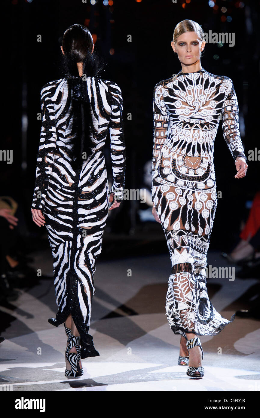 Ein Model trägt eine Design aus der Tom Ford Kollektion während der London Fashion Week. Stockfoto