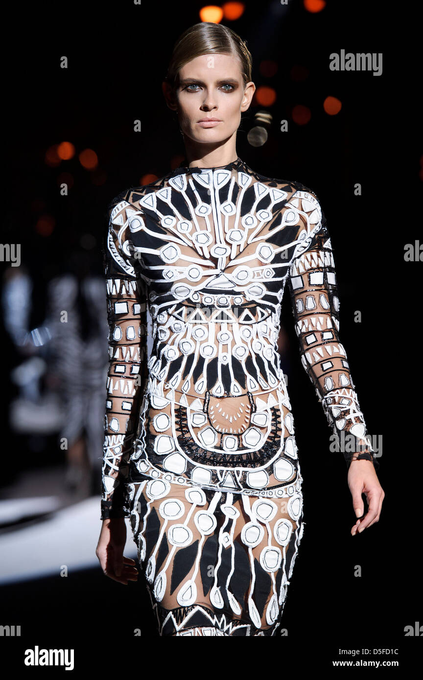 Ein Model trägt eine Design aus der Tom Ford Kollektion während der London Fashion Week. Stockfoto