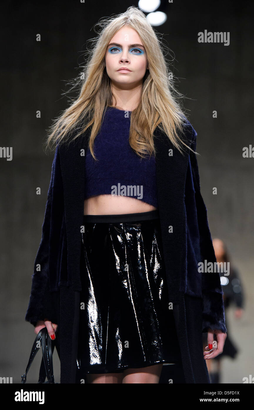 Britisches Modell Cara Delevingne an die einzigartige Sammlung während der London Fashion Week. Stockfoto