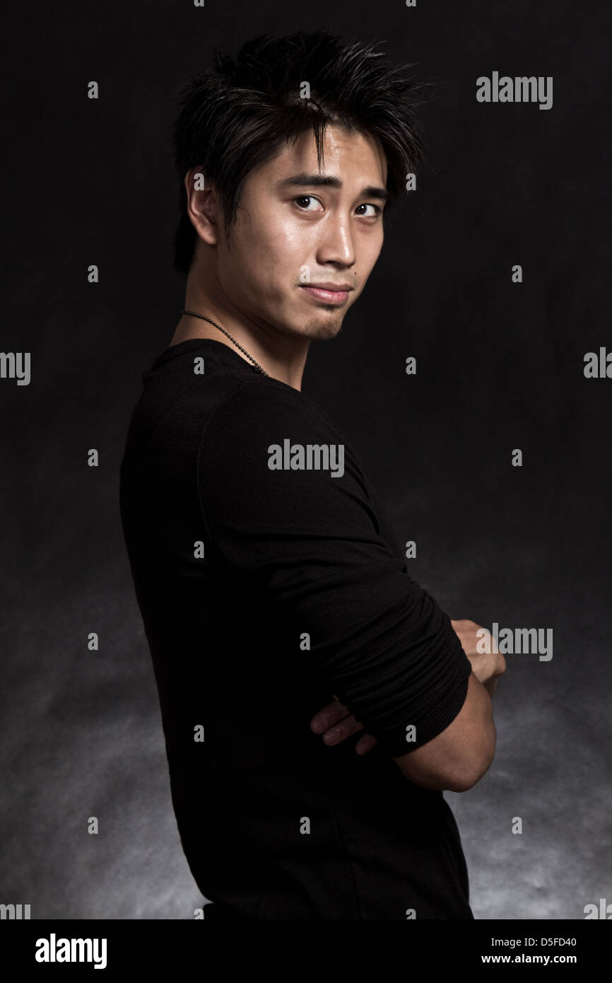 Schöner asiatischer Mann in seinen Zwanzigern Stockfoto