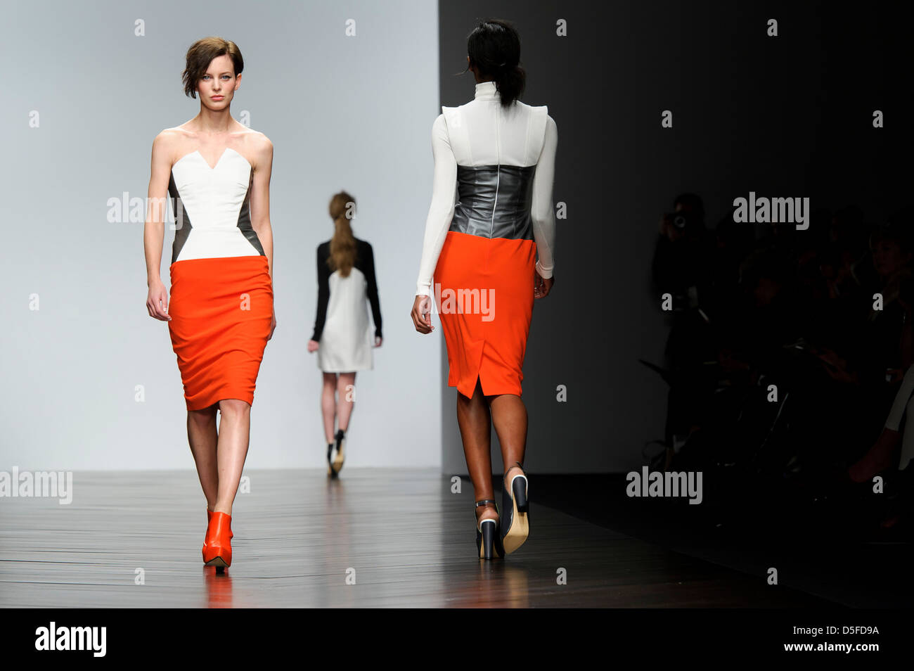 Ein Model trägt eine Design aus der Zoe Jordan Kollektion während der London Fashion Week. Stockfoto