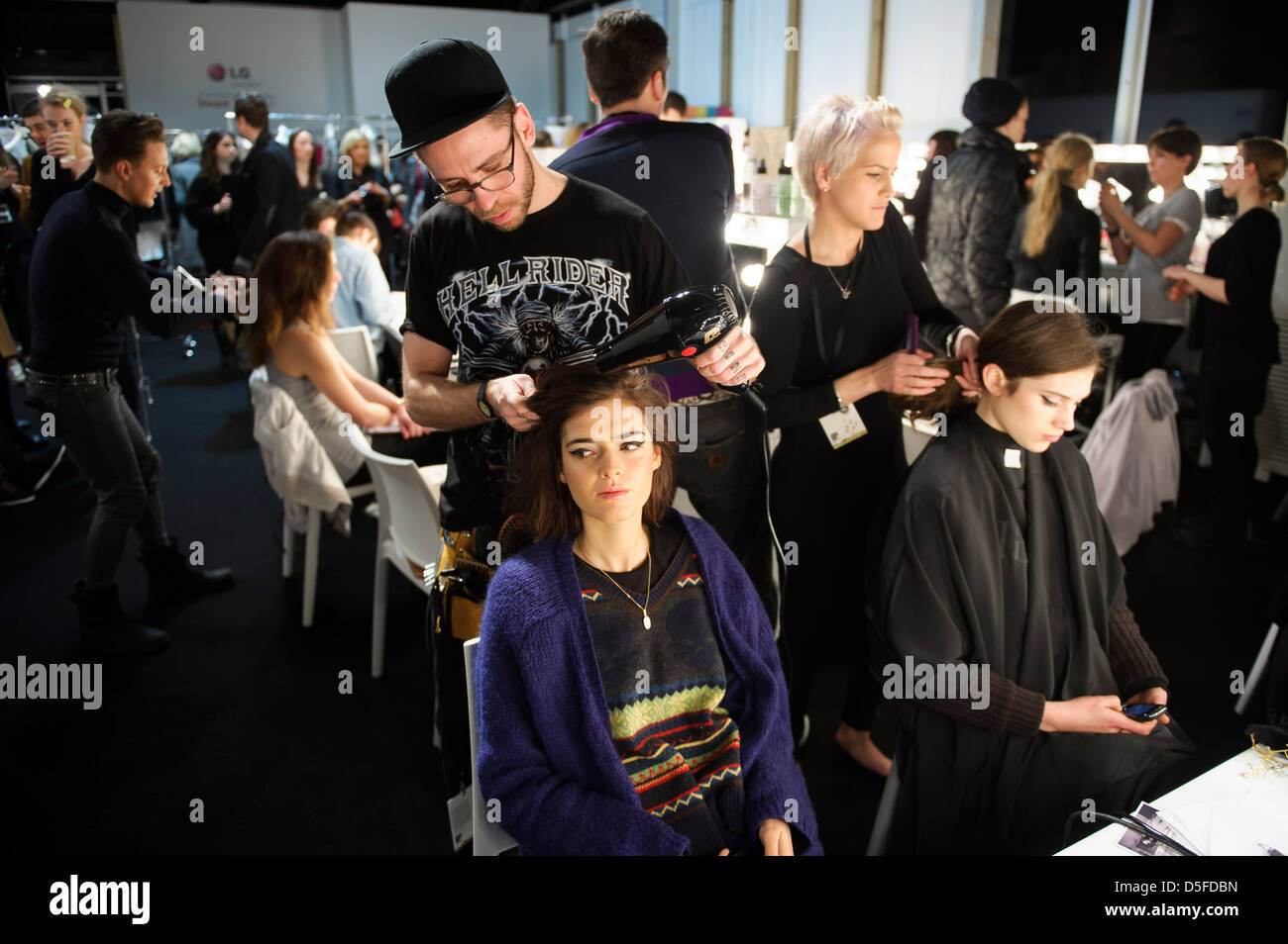 Ein Modell wird vor dem Zoe Jordan Kollektion während der London Fashion Week vorbereitet. Stockfoto