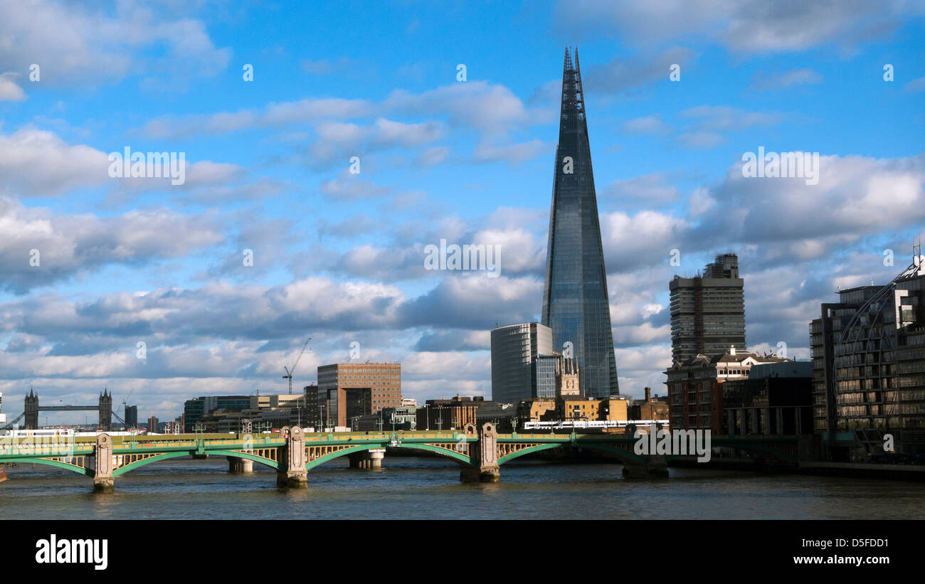 Stadtbild Blick auf den Shard Gebäude, die Southwark Bridge und der Tower Bridge über die Themse in London, England, UK KATHY DEWITT Stockfoto