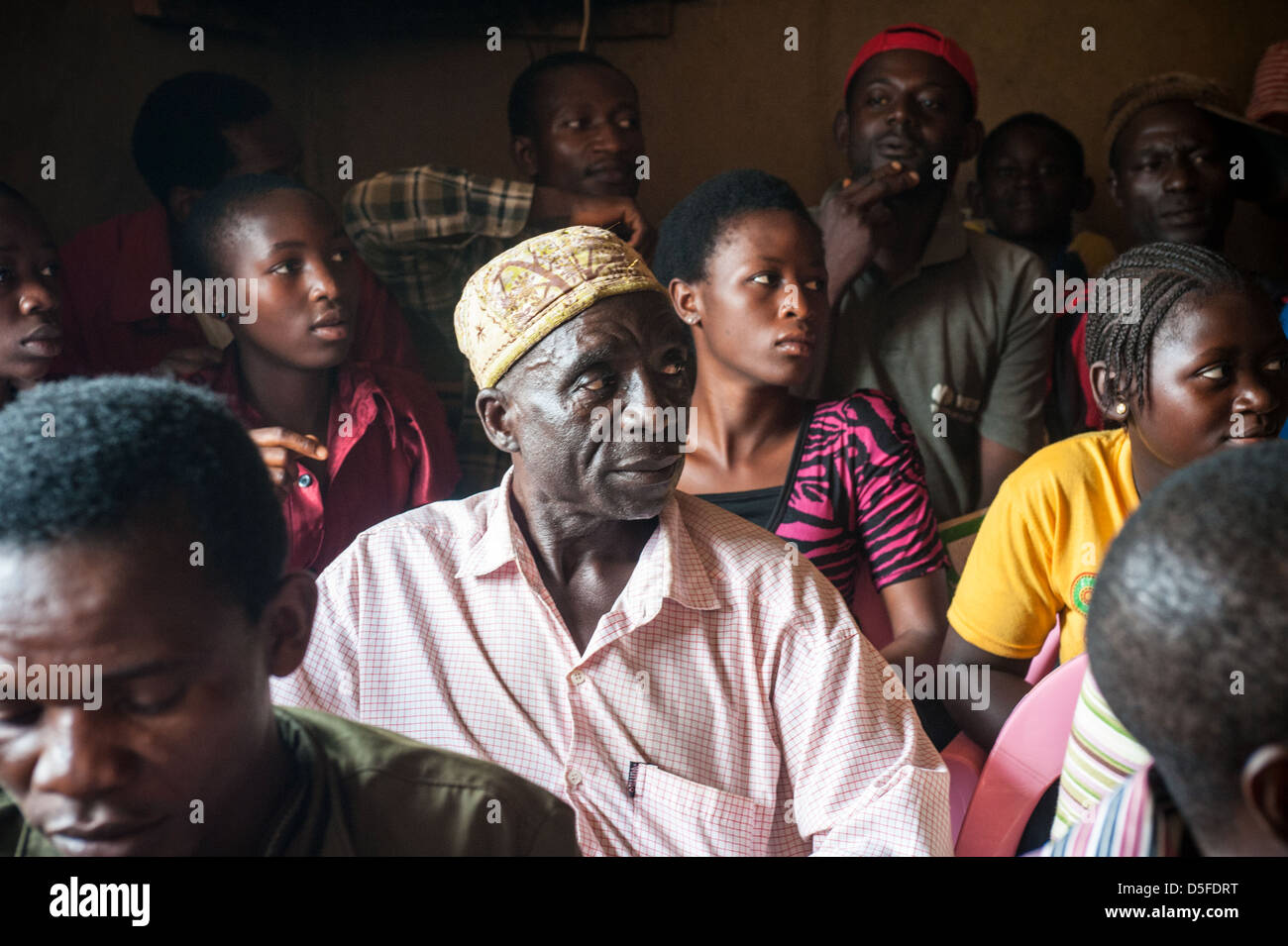 Muslimischen Mann zu treffen, umgeben von anderen Dorfbewohnern in Kamerun Stockfoto