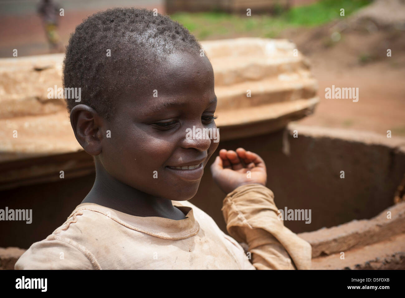 Armen ländlichen afrikanischen Kindes lächelnd in Kamerun Stockfoto