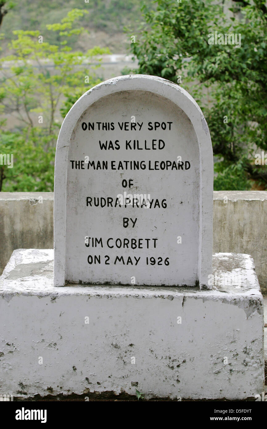 Ein Denkmal für anglo-indischen Jäger Jim Corbett in Rudraprayag, an den Ufern des Flusses Aleknanda. Stockfoto