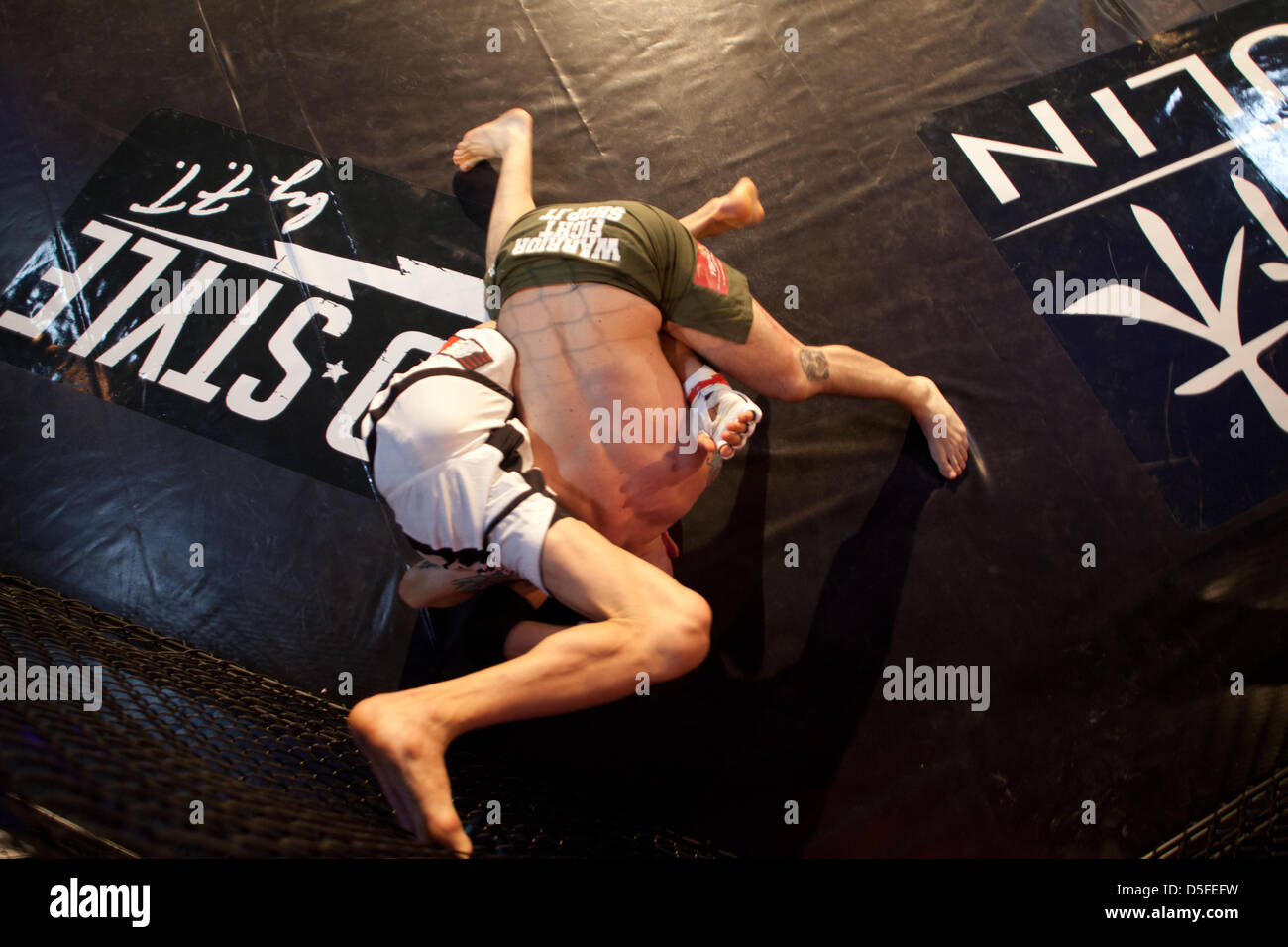 IMPERA MMA Fighting Championship 2013 Rom, das Spiel zwischen Rafael Torres (Stabile Team) und Giuliano Pennese (Hung Mun) 70kg. Stockfoto