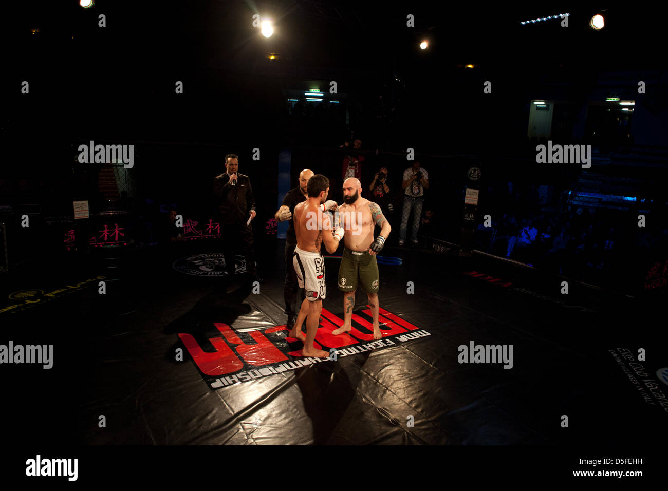 IMPERA MMA Fighting Championship 2013 Rom, das Spiel zwischen Rafael Torres (Stabile Team) und Giuliano Pennese (Hung Mun) 70kg. Stockfoto