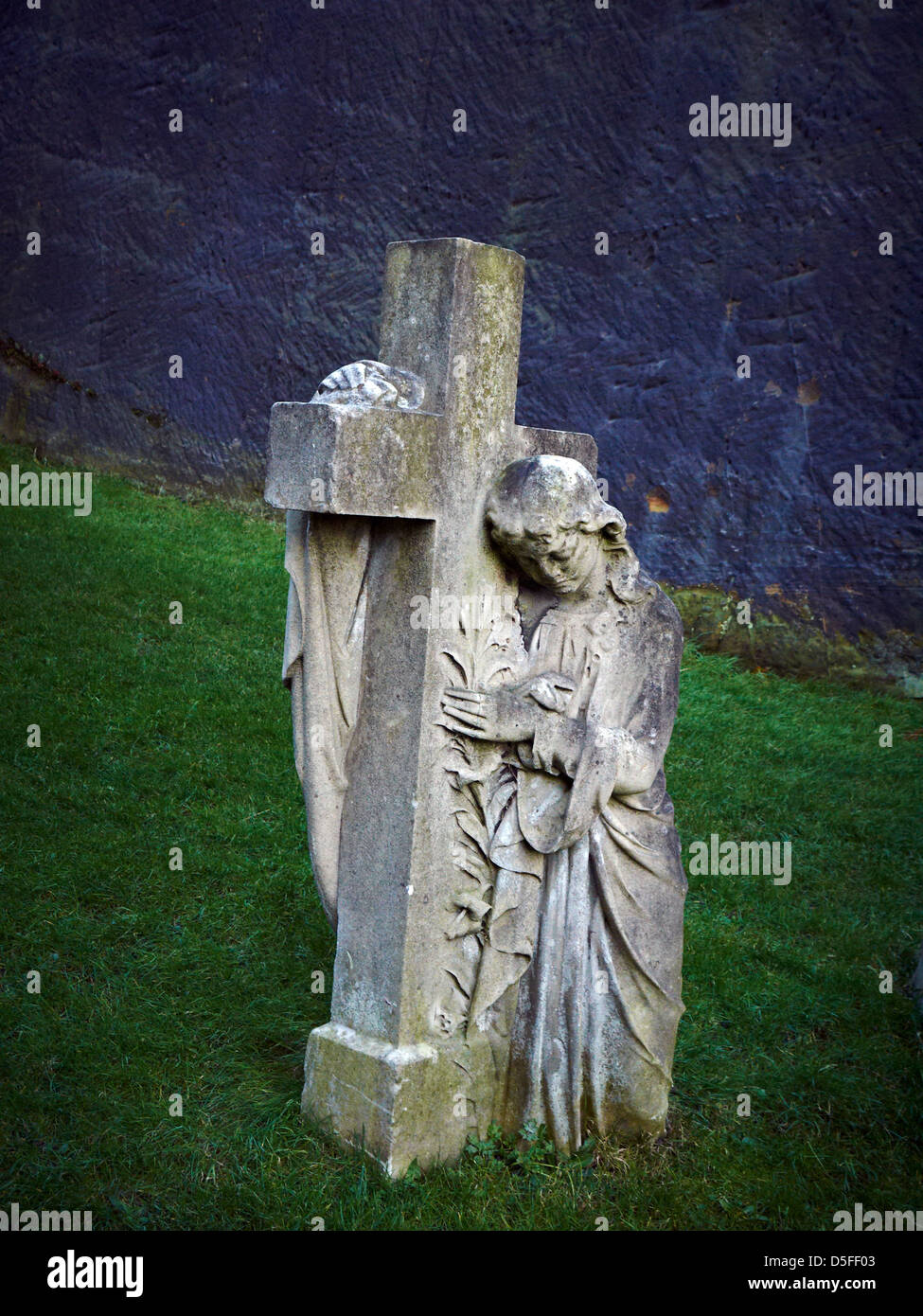 Engel mit Kreuz in Friedhof UK Stockfoto