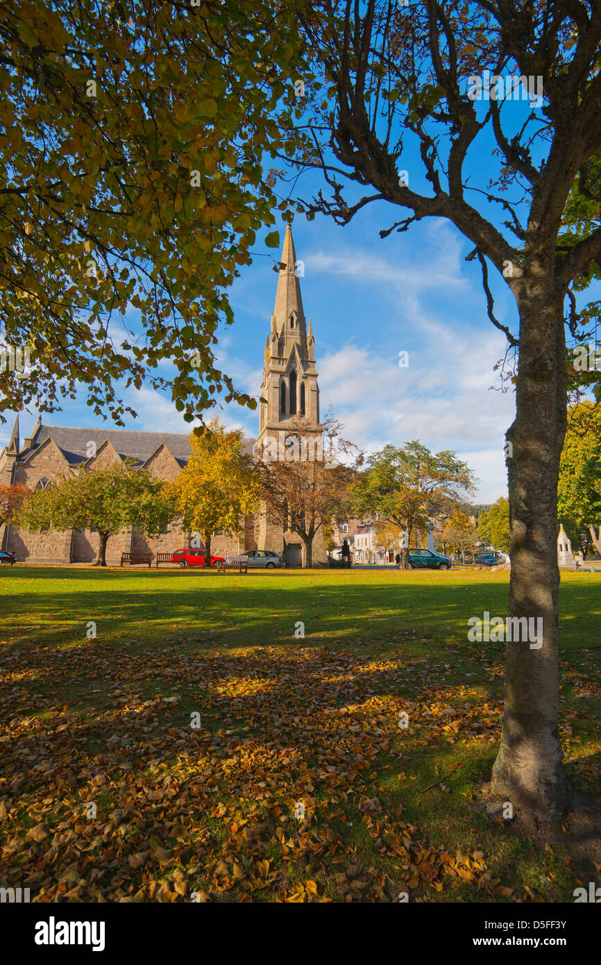 Ballater Kirche, Platz, Herbstfärbung, Aberdeenshire, Schottland, Vereinigtes Königreich Stockfoto