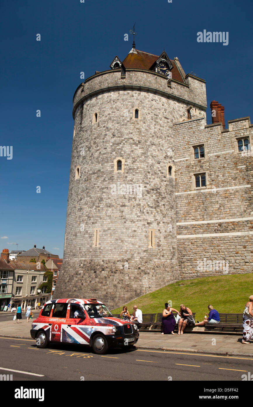 England, Berkshire, Windsor, Union Jack Taxi außerhalb der Burg Stockfoto