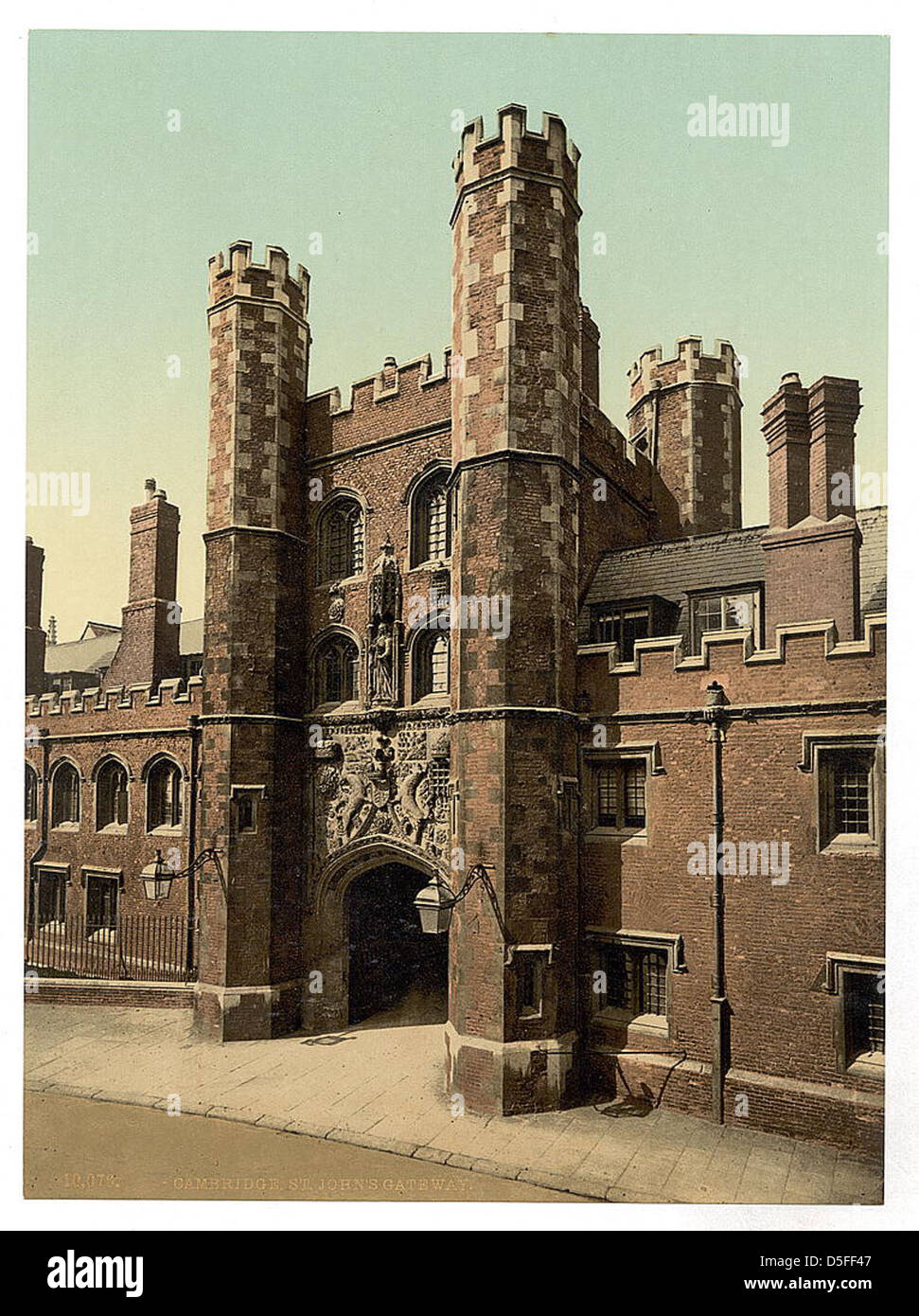 St. John's Gateway in Cambridge, England, ist auf diesem historischen Foto festgehalten. Das Bild zeigt die architektonische Schönheit und das Erbe dieses legendären Gebäudes am Eingang zum St. John's College. Stockfoto